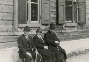 Šlapeliai su kunigu Pranu Bieliausku Valakampiuose. Prie Šlapelių šeimos vasarnamio Valakampiuose sėdi (iš kairės) Jurgis Šlapelis, Marija Šlapelienė ir kunigas Pranas Bieliauskas. 1936 m. Marijos ir Jurgio Šlapelių namas-muziejus. Naudojimo teisės: PD. Nuotrauka iš Europeanos
