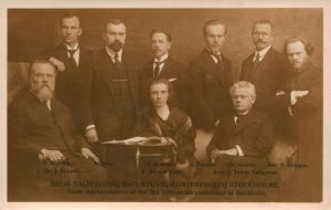 Emil Clausen. Inteligentijos atstovai, dalyvavę antrojoj lietuvių konferencijoje. Iš kairės sėdi: Dr. J. Šliūpas, F. Bortkevičienė, kun. J. Tumas-Vaižgantas. Stovi: J. Savickis, M. Yčas, J. Aukštuolis, I. Šeinius, dr. A. Alekna, Bar. S. Šilingas. 1917 m. Maironio lietuvių literatūros muziejus. Naudojimo teisės: PD. Nuotrauka iš Europeanos