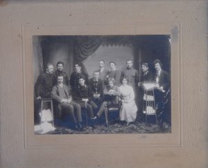 Konstantinas Krupovičius. „Aušrinės“ redakcijos Maskvoje bendradarbiai. Pirmoje eilėje sėdi iš kairės: Kazys Pietaris, Ramūnas Bytautas, Petras Klimas, Stasys Šilingas, Agnietė Ambraziejūtė-Steponaitienė. Antroje eilėje stovi iš kairės: Rapolas Skipitis, Stasys Naginskas, Vladas Bukaveckas, Antanas Žukauskas-Vienuolios, Juozas Papečkys, Juozas Nemeikša, Stasys Bytautas. Maskva (Rusija). Apie 1911–1913 m. A. Baranausko ir A. Vienuolio-Žukausko memorialinis muziejus. Naudojimo teisės: PD. Nuotrauka iš Europeanos