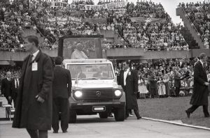 Edmundas Katinas. Popiežiaus Jono Pauliaus II vizitas Kaune. Popiežius Jonas Paulius II su papamobiliu atvyksta į S. Dariaus ir S. Girėno stadioną. 1993 m. Kauno IX forto muziejus. Naudojimo teisės: CC BY-NC. Nuotrauka iš Europeanos