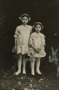 Aleksandras Jurašaitis. Laimutė ir Gražutė Šlapelytės. 1914 m. Marijos ir Jurgio Šlapelių namas-muziejus. Naudojimo teisės: PD. Nuotrauka iš Europeanos