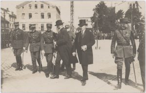 [Lietuvos Respublikos Prezidentas Kazys Grinius ir jį lydintys asmenys Klaipėdoje, Teatro aikštėje]. Nuotraukoje trečias iš kairės – Lietuvos Respublikos krašto apsaugos ministras Juozas Papečkys, ketvirtas – Lietuvos Respublikos Prezidentas Kazys Grinius, penktas – Lietuvos Respublikos Vyriausybės ministras pirmininkas Mykolas Sleževičius, šeštas – Lietuvos Respublikos kariuomenės vadas Silvestras Žukauskas. 1926 m. Šilutės rajono savivaldybės Fridricho Bajoraičio viešoji biblioteka. Naudojimo teisės: CC BY-NC-ND. Nuotrauka iš Europeanos