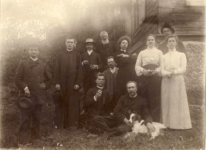 Liudas Gira – Vilniaus kunigų seminarijos klierikas (stovi penktas iš kairės) su seminaristais ir kitais asmenimis prie namo. Apie 1903 m. MLLM F 32. Maironio lietuvių literatūros muziejus. Naudojimo teisės: PD. Nuotrauka iš LIMIS