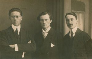 Fribūro universiteto filosofijos fakulteto studentai: Izidorius Tamošaitis (kairėje), Vincas Mykolaitis-Putinas (centre) ir Stasys Šalkauskis. Lozana (Šveicarija). Apie 1918–1920 m. Maironio lietuvių literatūros muziejus. Naudojimo teisės: PD. Nuotrauka iš Europeanos