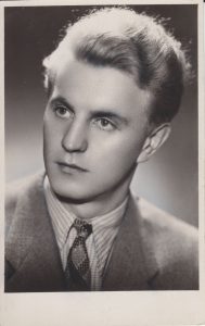 Nežinomas fotografas. Justinas Marcinkevičius. Apie 1953 m. MLLM F1 13994. Maironio lietuvių literatūros muziejus. Naudojimo teisės: PD. Nuotrauka iš LIMIS