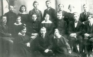 Nežinomas fotografas. Kazys Boruta su bendramoksliais Marijampolės mokytojų seminarijoje. 1924 m. MLLM F 2602. Maironio lietuvių literatūros muziejus. Naudojimo teisės: PD. Nuotrauka iš LIMIS