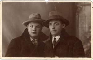 Rašytojas Stepas Zobarskas ir poetas Antanas Miškinis Kaune 1930 m. UKM F 3210. Utenos kraštotyros muziejus. Naudojimo teisės: CC BY-NC-ND. Nuotrauka iš LIMIS