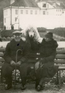 Marija ir Jurgis Šlapeliai Bernardinų sode. Gyvendami netoliese, Pilies g. 40, Šlapeliai dažnai ateidavo pasivaikščioti į Bernardinų sodą. 1938 m. Marijos ir Jurgio Šlapelių namas-muziejus. Naudojimo teisės: PD. Nuotrauka iš Europeanos
