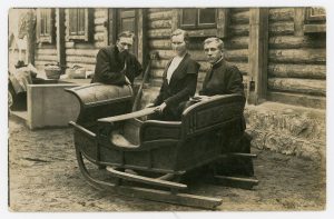 I. Abramavičius. Rašytojas Liudas Gira, mokytoja Krukonytė ir klierikas Kazimieras Muzikevičius prie kinkomų rogių. Vytauto Didžiojo universitetas. Naudojimo teisės: CC BY-NC-ND. Nuotrauka iš Europeanos