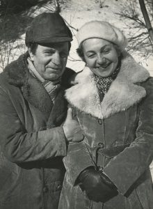 Ona Pajedaitė. Iš rinkinio „Poetai“. Poetas Justinas Marcinkevičius su žmona. 1982 m. Lietuvos fotomenininkų sąjunga. Naudojimo teisės: CC BY-NC-ND. Nuotrauka iš Europeanos