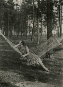 Gražutė Šlapelytė supasi hamake Valakampių pušyne. 1932 m. Marijos ir Jurgio Šlapelių namas-muziejus. Naudojimo teisės: PD. Nuotrauka iš Europeanos