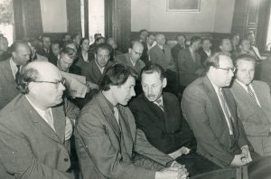 Kazys Boruta, Jonas Avyžius, Viktoras MIliūnas, Paulius Širvys ir kiti rašytojai Rašytojų sąjungos klube. Apie 1958 m. MLLM F 1583. Maironio lietuvių literatūros muziejus. Naudojimo teisės: PD. Nuotrauka iš LIMIS