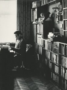 Ona Pajedaitė. Iš rinkinio „Poetai“. Lietuvių liaudies poetas Justinas Marcinkevičius. 1982 m. Lietuvos fotomenininkų sąjunga. Naudojimo teisės: CC BY-NC-ND. Nuotrauka iš Europeanos