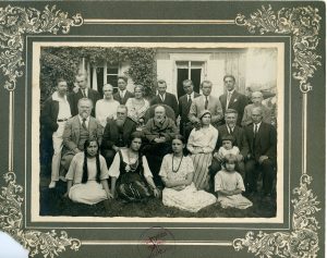 Pirmojo lietuviško vaidinimo „Amerika pirty“ 1899 m. Palangoje 25-erių metų jubiliejaus dalyviai. 1924 m, Palanga. I eilė: L. Vaineikytė, E. Vaineikytė, Liūnė Janušytė. II eilė: Jonas Šliūpas, Jonas Basanavičius, Jonas Jablonskis, Stasė Vaineikienė, L. Vaineikis su sūnumi Jurgiu, Augustinas Janulaitis. III eilė: Liudas Gira, Aleksandras Kupstas, Teofilė Vaičiūnienė, J. Rimkus, Antanina Vainiūnaitė, P. Čiurlionis, Konstantas Glinskis, Petras Kubertavičius, Stasys Pilka, Matas Untulis. Lietuvos teatro, muzikos ir kino muziejus. Naudojimo teisės: CC BY-NC-ND. Nuotrauka iš Europeanos