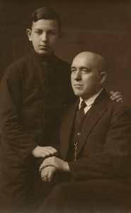 L. Siemaško. Jurgis Šlapelis su sūnumi Skaistučiu. 1939 m. Marijos ir Jurgio Šlapelių namas-muziejus. Naudojimo teisės: PD. Nuotrauka iš Europeanos