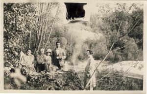 Išvyka į gamtą. Iš kairės sėdi Bronislava ir Liudas Giros, stovi rašytojas Juozas Balčiūnas-Švaistas ir Pikčilingienė. Apie 1925 m. MLLM F 127/1. Maironio lietuvių literatūros muziejus. Naudojimo teisės: PD. Nuotrauka iš LIMIS