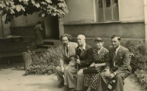 Jurgis Šlapelis prie Kauno miesto klinikos su gydytojais prof. Kuzma ir Paprockiu. 1939 m. Marijos ir Jurgio Šlapelių namas-muziejus. Naudojimo teisės: PD. Nuotrauka iš Europeanos