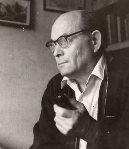 Nežinomas fotografas. Kazys Boruta su pypke. Apie 1964 m. MLLM F1 11077. Maironio lietuvių literatūros muziejus. Naudojimo teisės: PD. Nuotrauka iš LIMIS