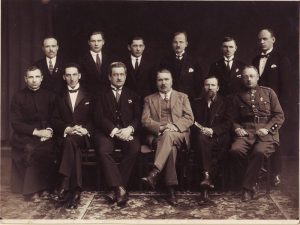 Antrosios Dainų šventės komitetas. Sėdi, iš kairės: sekretorius kun. Petras Marcinkevičius, iždininkas Jonas Bendorius, komiteto garbės pirmininkas, Švietimo ministras Konstantinas Šakenis, komiteto pirmininkas Jonas Vileišis, Švietimo ministerijos atstovas Liudas Gira, „Dainos“ draugijos atstovas pulkininkas leitenantas V. Augustauskas; stovi, iš kairės: „Dainos“ draugijos atstovas T. Balanda, Lietuvos katalikiško jaunimo sąjungos "Pavasaris" atstovas J. Citvaras, Lietuvos Jaunimo sąjungos atstovas L. Skabeika, Laisvųjų judesių sekcijos organizatorius dr. A. Jurgelionis, Lietuvos Šaulių sąjungos atstovas A. Marcinkevičius, komiteto reikalų vedėjas J. Gaidamavičius. 1928 m. Kauno miesto muziejus. Naudojimo teisės: PD. Nuotrauka iš Europeanos