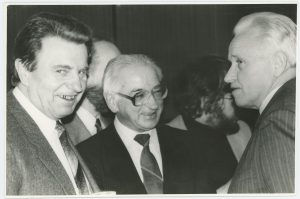 Ona Pajedaitė. [Rašytojai Justinas Marcinkevičius ir Aleksas Baltrūnas su literatūros kritiku Jonu Lankučiu]. Klaipėdos rajono savivaldybės Jono Lankučio viešoji biblioteka. Naudojimo teisės: CC BY-SA. Nuotrauka iš Europeanos