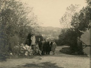 Gražutė Šlapelytė su studentais ant Gedimino kalno. 1934 m. Marijos ir Jurgio Šlapelių namas-muziejus. Naudojimo teisės: PD. Nuotrauka iš Europeanos