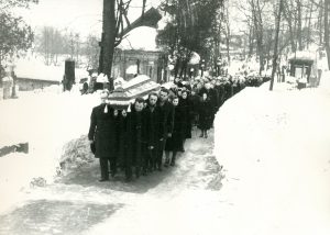 Nežinomas fotografas. Kazio Borutos laidotuvės Rasų kapinėse. Rašytojai J. Baltušis, E. Mieželaitis, J. Paleckis ir kiti laidotuvių dalyviai. 1965 m. MLLM F 2609. Maironio lietuvių literatūros muziejus. Naudojimo teisės: PD. Nuotrauka iš LIMIS