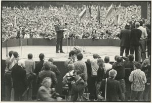 Raimondas Urbakavičius. Sąjūdžio protesto mitingas Vingio parke, minint Molotovo-Ribentropo pakto pasirašymo 49-asias metines. Kalba Sąjūdžio iniciatyvinės grupės narys Justinas Marcinkevičius. 1988 m. Lietuvos fotomenininkų sąjunga. Naudojimo teisės: CC BY-NC-ND. Nuotrauka iš Europeanos