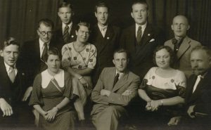 Gražutė Šlapelytė su kitais pedagogais. Sėdi antroje eilėje antra iš kairės. Ji kurį laiką su pertraukomis dėstė lietuvių ir lenkų kalbas, Lietuvos geografiją ir Lenkijos istoriją Vytauto Didžiojo ir Švenčionių gimnazijose. 1935 m. Marijos ir Jurgio Šlapelių namas-muziejus. Naudojimo teisės: PD. Nuotrauka iš Europeanos