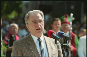 Bronius Vytas Karaciejus. [Poetas Justinas Marcinkevičius Martyno Mažvydo paminklo atidengimo iškilmėse. Klaipėda] : [negatyvas]. 1997 m. Klaipėdos apskrities Ievos Simonaitytės viešoji biblioteka. Naudojimo teisės: CC BY-NC-ND. Nuotrauka iš Europeanos