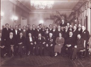 Draugijos „Viltis“ 25 metų minėjimas. 1932 m. Pirmoje eilėje iš kairės antras sėdi J. Tūbelis, toliau – S. Čiurlionienė, A. Smetona, J. Tumas-Vaižgantas, S. Smetonienė, dešinėje - L. Gira. Kauno miesto muziejus. Naudojimo teisės: PD. Nuotrauka iš Europeanos