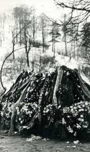 Nežinomas fotografas. Kazio Borutos kapas Rasų kapinėse. 1965 m. MLLM F 2197. Maironio lietuvių literatūros muziejus. Naudojimo teisės: PD. Nuotrauka iš LIMIS