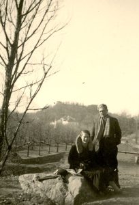 Gražutė Šlapelytė su draugu vaikšto po Vilniaus apylinkes. Gražutė Šlapelytė su draugu išėjusi pasivaikščioti po pavasarines Vilniaus apylinkes. Tais metais Gražutė dar studijavo Vilniaus universitete polonistiką ir lituanistiką bei dėstė Vytauto Didžiojo gimnazijoje. 1936 m. Marijos ir Jurgio Šlapelių namas-muziejus. Naudojimo teisės: PD. Nuotrauka iš Europeanos