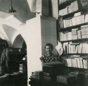 Gražutė bibliotekoje. Šlapelių dukra Gražutė 1939 m. dirbo Lituanistikos institute Kaune, Lietuvai atgavus sostinę ji persikėlė į Vilnių, kur dirbo Lietuvių kalbos institute. 1939 m. Marijos ir Jurgio Šlapelių namas-muziejus. Naudojimo teisės: PD. Nuotrauka iš Europeanos