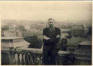 Liudas Gira balkone. 1933 m. MLLM F 16. Maironio lietuvių literatūros muziejus. Naudojimo teisės: PD. Nuotrauka iš LIMIS