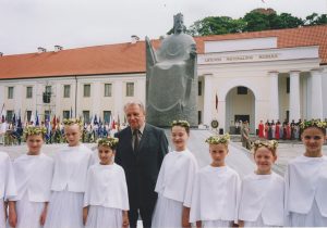 Nežinomas fotografas. Justinas Marcinkevičius per Mindaugo paminklo atidengimo iškilmes. 2003 m. MLLM F3 13983. Maironio lietuvių literatūros muziejus. Naudojimo teisės: PD. Nuotrauka iš LIMIS