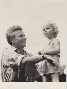 Antanas Sutkus. Justinas Marcinkevičius su dukra Ramune. 1961 m. MLLM F2 22509. Maironio lietuvių literatūros muziejus. Naudojimo teisės: PD. Nuotrauka iš LIMIS