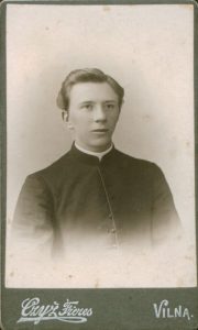 Freres Czyž. Kunigų seminarijos studentas L. Gira. Apie 1905 m. Maironio lietuvių literatūros muziejus. Naudojimo teisės: PD. Nuotrauka iš Europeanos