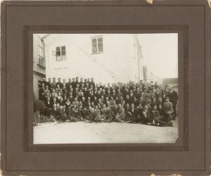 Lietuvos universiteto Kaune studentai ir dėstytojai. Kaune įsteigto Lietuvos universiteto studentai ir dėstytojai: antroje eilėje trečias iš kairės Vincas Mykolaitis-Putinas, septintas Stasys Šalkauskis; ketvirtoje eilėje ketvirta iš kairės Salomėja Nėris, penkta Emilija Kvedaraitė-Mykolaitienė. 1923 m. V. Mykolaičio-Putino memorialinis butas-muziejus. Naudojimo teisės: PD. Nuotrauka iš Europeanos