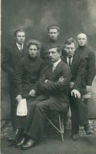 Nežinomas fotografas. Kazys Boruta su „Aušrinės“ redakcijos darbuotojais. 1924 m. MLLM F 2191. Maironio lietuvių literatūros muziejus. Naudojimo teisės: PD. Nuotrauka iš LIMIS