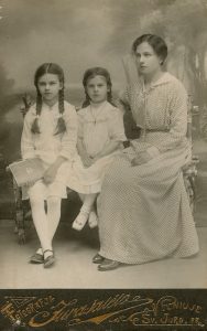 Aleksandras Jurašaitis. Marija Šlapelienė sėdi su savo dukrelėmis Laimute (kairėje) ir Gražute. 1915 m. Marijos ir Jurgio Šlapelių namas-muziejus. Naudojimo teisės: PD. Nuotrauka iš Europeanos
