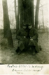Poetas Antanas Miškinis su draugu parke sėdintys po aukštomis liepomis. 1931 m. Zarasų krašto muziejus. Naudojimo teisės: PD. Nuotrauka iš Europeanos
