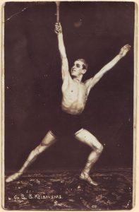 Valstybės teatro baleto šokėjas Bronius Kelbauskas koncertiniame šokyje. XX a. 4 deš. Kauno miesto muziejus. Naudojimo teisės: PD. Nuotrauka iš Europeanos