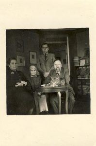 Poetas Liudas Gira su žmona Bronislava, jos motina ir sūnumi Vytautu savo namuose Kaune. 1940 m. Maironio lietuvių literatūros muziejus. Naudojimo teisės: PD. Nuotrauka iš LIMIS