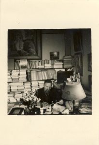 Liudas Gira savo kabinete. 1940 m. MLLM F 26. Maironio lietuvių literatūros muziejus. Naudojimo teisės: PD. Nuotrauka iš LIMIS