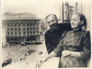 Poetai Liudas Gira ir Salomėja Nėris Maskvoje, viešbučio „Maskva“ balkone. 1940 m. MLLM F 118. Maironio lietuvių literatūros muziejus. Naudojimo teisės: PD. Nuotrauka iš LIMIS