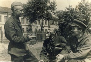 Poetas Liudas Gira; rašytojas Jonas Marcinkevičius ir vertėjas, literatūros kritikas Valys Drazdauskas karo metu Balachnoje. 1942 m. MLLM F 119. Maironio lietuvių literatūros muziejus. Naudojimo teisės: PD. Nuotrauka iš LIMIS