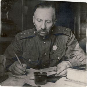 Liudas Gira prie rašomojo stalo. 1942–1944 m. MLLM F 1590. Maironio lietuvių literatūros muziejus. Naudojimo teisės: PD. Nuotrauka iš LIMIS