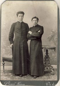 Brolių Čižų fotoateljė. Liudas Gira (dešinėje) su bičiuliu seminaristu Zajančkausku. Apie 1905 m. MLLM F 34. Maironio lietuvių literatūros muziejus. Naudojimo teisės: PD. Nuotrauka iš LIMIS