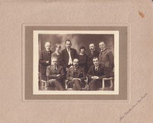 Lietuvos atstovai – „Hymanso projekto“ derybininkai. Iš kairės: (sėdi) Tomas Naruševičius, Ernestas Galvanauskas, poetas, diplomatas Oskaras Milašius. Stovi: Vladas Jurgutis, nežinoma moteris, Maksas Soloveičikas, Magdalena Avietėnaitė, Mykolas Sleževičius, Petras Klimas. Briuselis, 1921 m. Maironio lietuvių literatūros muziejus. Naudojimo teisės: PD. Nuotrauka iš Europeanos