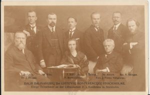 Emil Clausen. Dalis dalyvavusių Antrojoje lietuvių konferencijoje Stokholme. Iš dešinės sėdi Juozas Tumas-Vaižgantas, Felicija Bortkevičienė, Dr. Jonas Šliūpas. Stovi iš dešinės: Stasys Šilingas, Dr. Antanas Alekna, Ignas Šeinius, Jonas Aukštuolis, Martynas Yčas, Jurgis Savickis. 1917 m. MLLM S(R) 4803. Maironio lietuvių literatūros muziejus. Naudojimo teisės: PD. Nuotrauka iš LIMIS